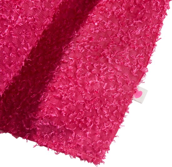Donkerroze stof met ruwe textuur, met een klein label met een roze hartje.