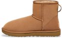 Zijaanzicht van een bruine UGG laars met suède afwerking, bruine zool en een lusje aan de achterkant.