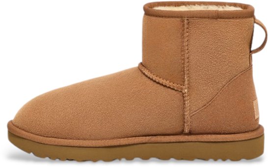 Zijaanzicht van een bruine UGG laars met suède afwerking, bruine zool en een lusje aan de achterkant.