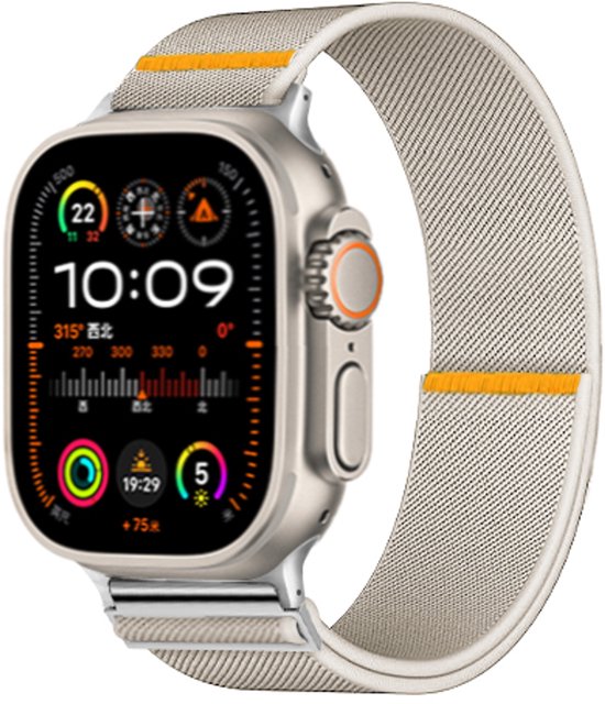 Zilverkleurig Apple Watch bandje van geweven stof met oranje lusje, met een gedetailleerd wijzerplaat.