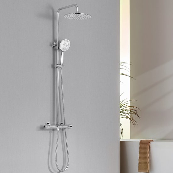Een glanzende chroom thermostaat doucheset met een ronde regendouche en een verstelbare handdouche, gemonteerd op een grijze muur.