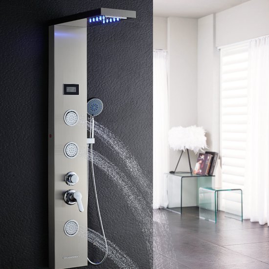 Zilverkleurig douchepaneel aan een donkere muur, met blauwe LED-verlichting en sproeiende douche in een badkamer.