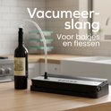 Zwarte vacuümmachine aangesloten via een vacuümslang op een fles rode wijn.