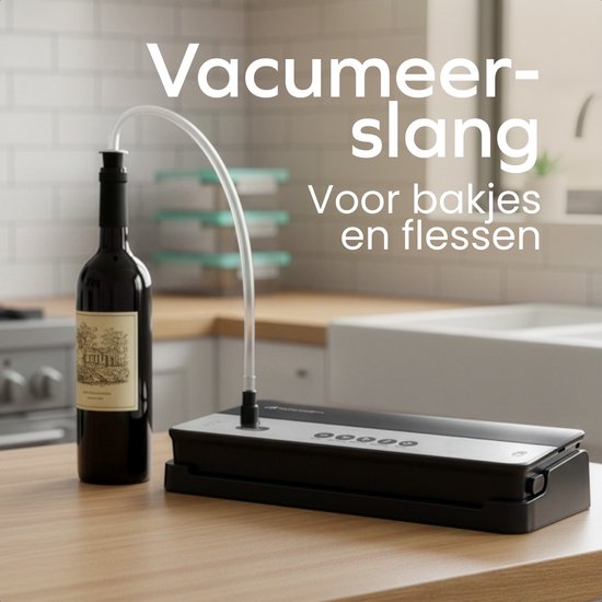 Zwarte vacuümmachine aangesloten via een vacuümslang op een fles rode wijn.