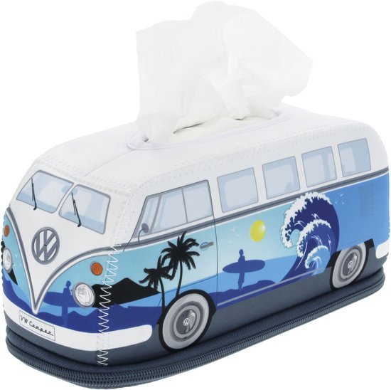 Lichtblauwe VW T1 Bulli camper bus tissuehouder met strand- en golfmotief, op een witte achtergrond.