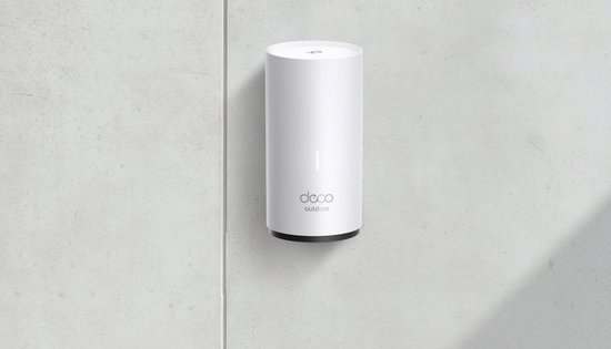 Witte Deco X50 Outdoor mesh wifi-unit aan een grijze muur bevestigd.