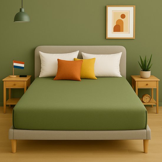 Housse de matelas verte sur un lit avec des coussins blancs et orange, des tables de nuit et un drapeau néerlandais.
