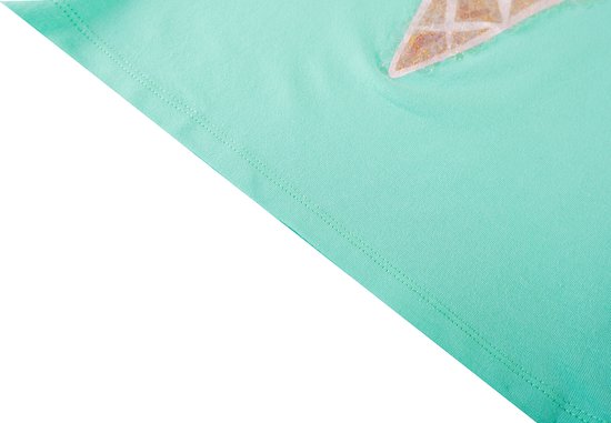 Detail van de zoom van een mintgroen T-shirt.