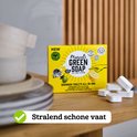 Gele verpakking met 25 vaatwastabletten, met afbeelding van een wasbeer, een appel en een citroen.