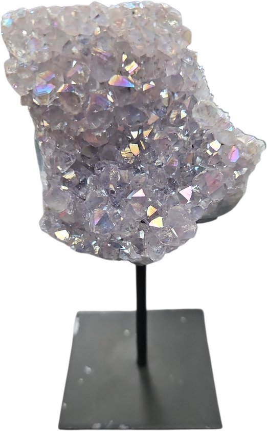 Angel Aura amethyst cluster op een zwarte standaard. De kristallen zijn paars en regenboogkleurig.