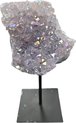 Angel Aura amethyst cluster op een zwarte standaard. De kristallen zijn paars en regenboogkleurig.