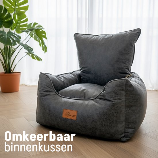 Grijze hondenmand met omkeerbaar binnenkussen, op een houten vloer.