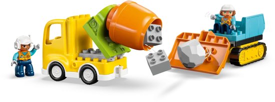 Gele vrachtwagen met betonmixer en een graafmachine die steen verplaatst.