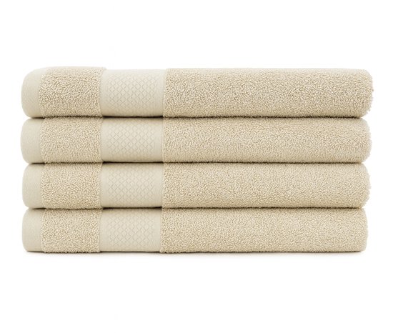 Pile de quatre serviettes beige avec une bande tissée et une texture pelucheuse.