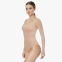 Beige body met lange mouwen en uitsnijding aan de zijkant, gedragen door een model.