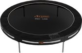 Ronde zwarte trampoline met een dikke beschermrand en zilveren mesh-accenten, op zwarte achtergrond.