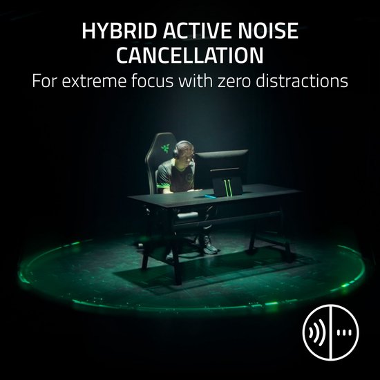 Gamer met hoofdtelefoon zit aan bureau; tekst: Hybride Active Noise Cancellation.