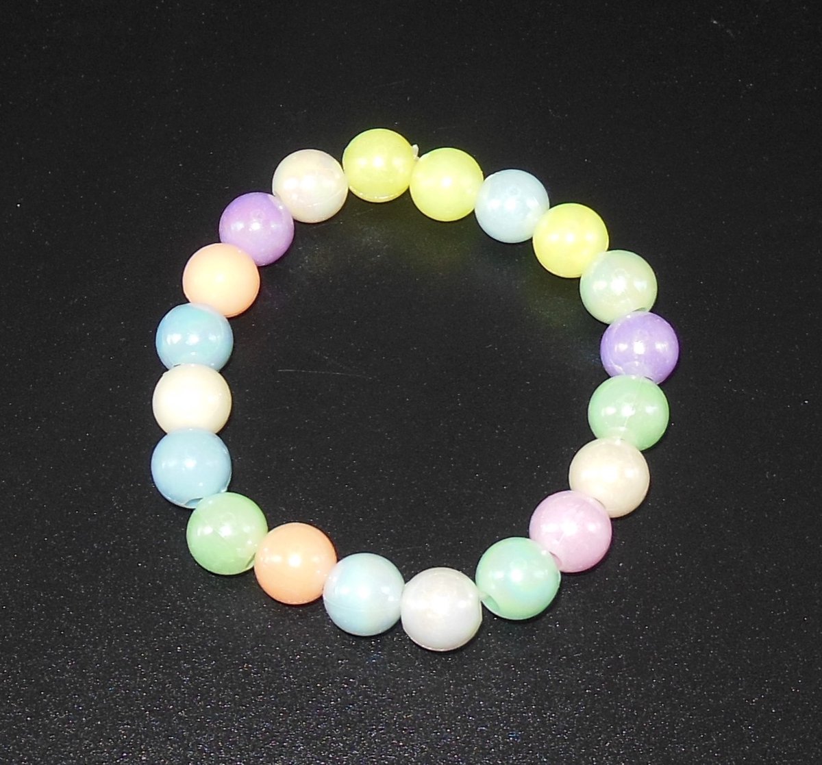 Armbandje kinderen gekleurde parels