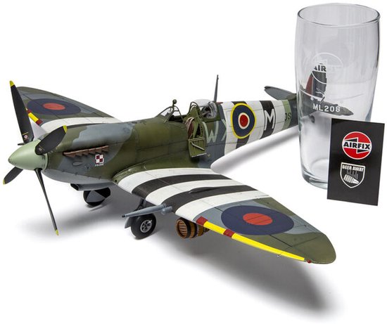 Kit de Avions Airfix - 17001A Supermarine Spitfire Mk.Ixc - Flying Dray - Avion de chasse britannique de la Seconde Guerre mondiale - Avec verre à bière en plastique exclusif - 1:24
