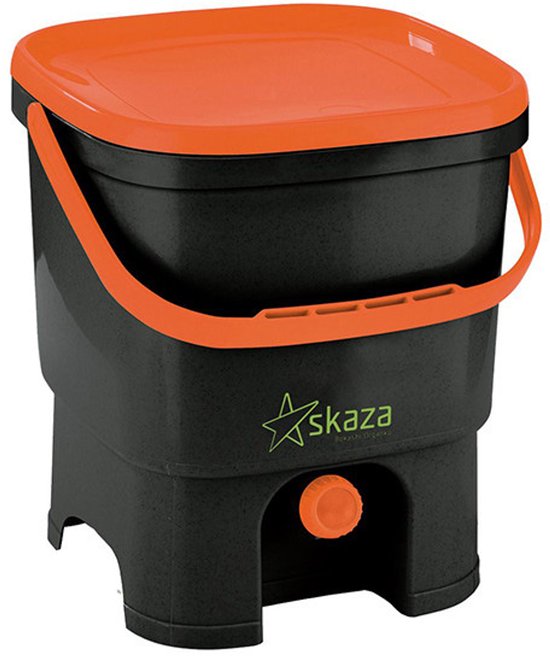 Zwarte Skaza Bokashi compostbak van 16L met oranje deksel en kraantje. Gemaakt van gerecycled plastic.