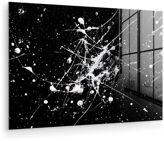 Abstract glazen schilderij met dynamische witte verfspatten op een glanzende zwarte achtergrond.