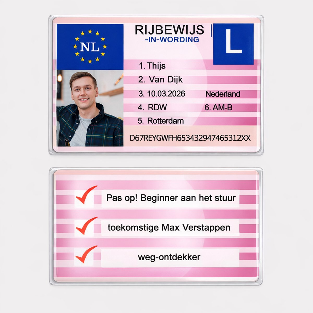 Gelamineerde kaart „Rijbewijs in wording” + humoristische cadeaukaart voor bestuurder – rijbewijs – rijlessen – grappig cadeau – 5,3×8 cm – gelamineerde kaart – weg-ontdekker
