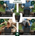 Instructions pour planter dans un pot de fleurs noir : percer des trous, ajouter une grille, des billes d'argile et du terreau.