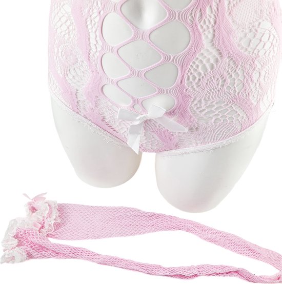 Roze kanten teddy met witte strik en kanten details, op een paspop. Een roze kanten panty met ruches ligt ernaast.