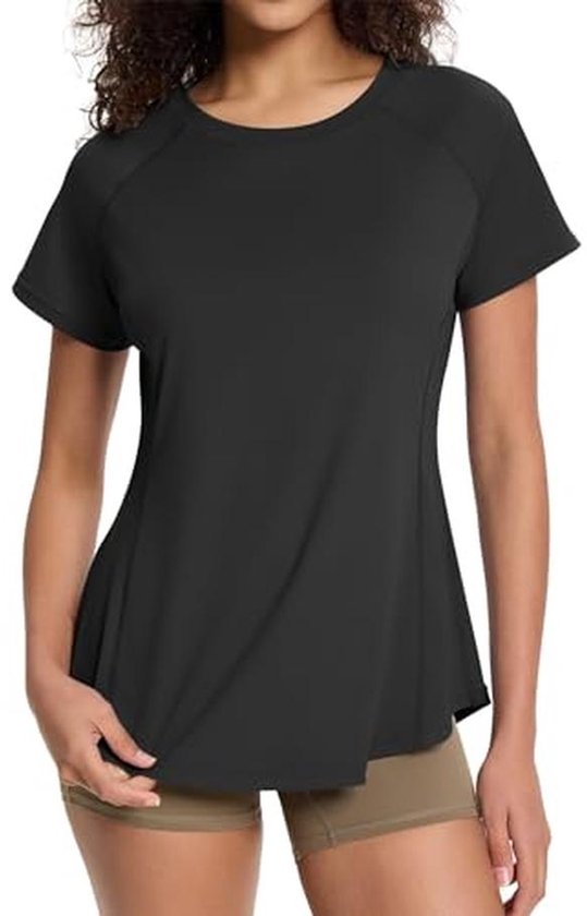 Vrouw draagt een zwarte, loszittende sportshirt met korte raglanmouwen en ronde hals. De zoom is afgerond.