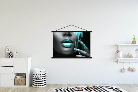 Porte-affiche avec affiche - Affiche scolaire - Lèvres - Blauw - Zwart - 150x100 cm - Lattes noires