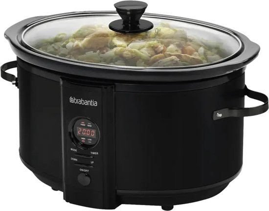 Zwarte Brabantia slowcooker met glazen deksel, gevuld met stoofgerecht.