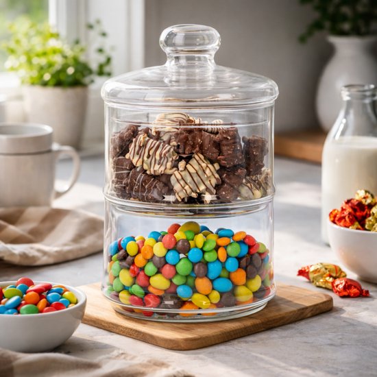 Bonbonnière en verre à deux niveaux, remplie de chocolats et de M&Ms.
