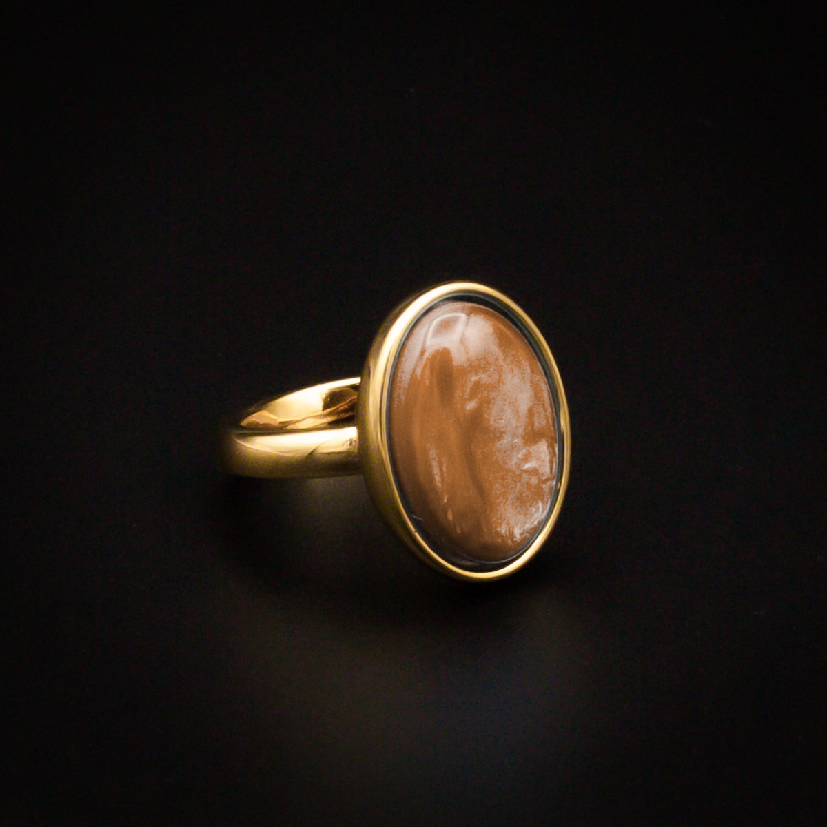 Qoss Ring Diede – Smalle Goudkleurige Ring met Ovale Steen 13 x 18 mm | Nikkelvrij | Handgemaakt | Combineerbaar | Canyon | Maat M