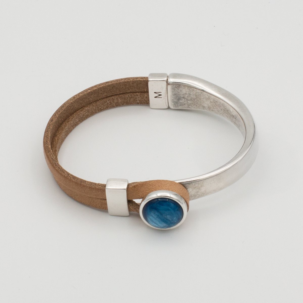Qoss Armband Gwen Maat M – Handgemaakt Buffelleer met 12 mm Cabochon | Magneetsluiting | Nikkelvrij | Saffier