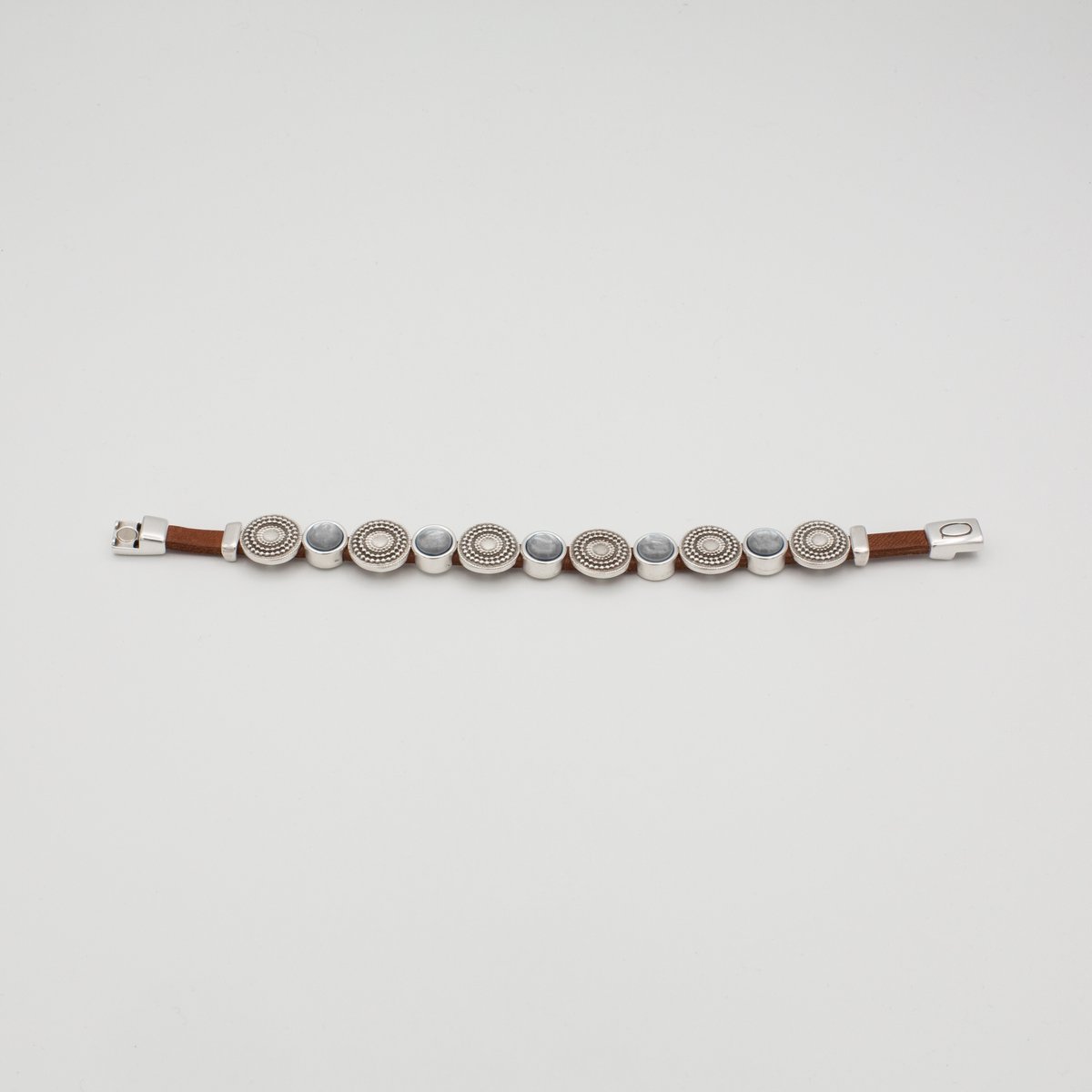 Qoss Armband Nicolette Maat L – Handgemaakt Buffelleer met 7 mm Cabochons | Magneetsluiting | Nikkelvrij | Zilverkleurige Metalen Details | Grijs