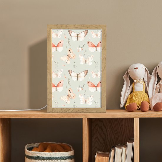 Nachtlampje 20x30 cm - Kinder lampje - Vlinder - Patroon - Pastel - Tafellamp kinderkamer - Slaapkamer lamp - Bedlamp kinderen - Kinderlampje stopcontact - Wandlamp babykamer - Nachtlampjes van Merkloos — afbeelding 3