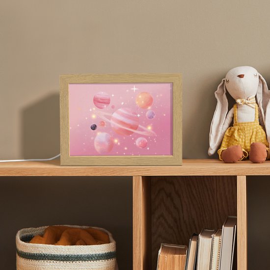 Nachtlampje 20x15 cm - Kinder lampje - Planeten - Roze - Sterren - Tafellamp kinderkamer - Slaapkamer lamp - Bedlamp kinderen - Kinderlampje stopcontact - Wandlamp babykamer - Nachtlampjes van Merkloos — afbeelding 3