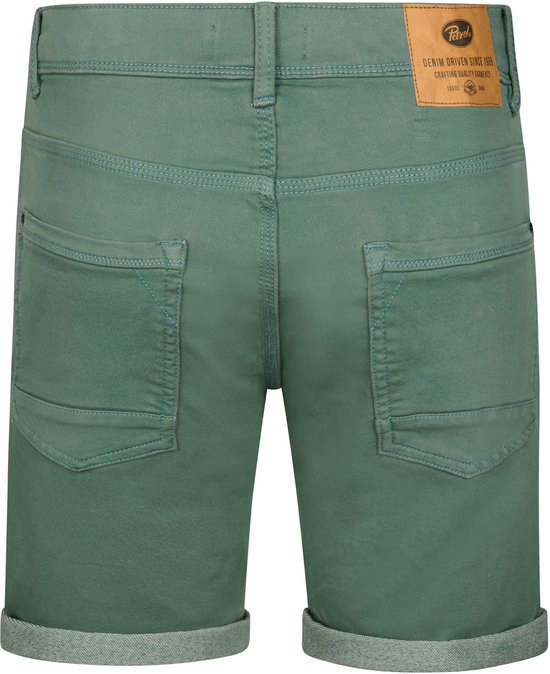 Achterkant van groene slim fit stretch denim shorts met opgerolde zomen en een leren label.