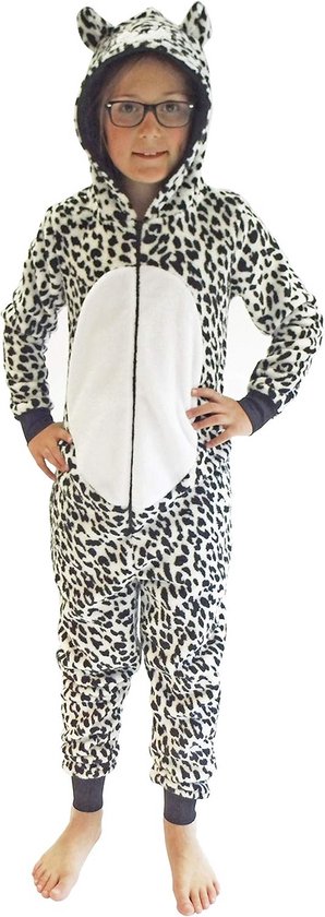 Een meisje in een luipaardprint onesie pyjama met capuchon met oortjes en een witte buik. De onesie heeft een rits aan de voorkant.
