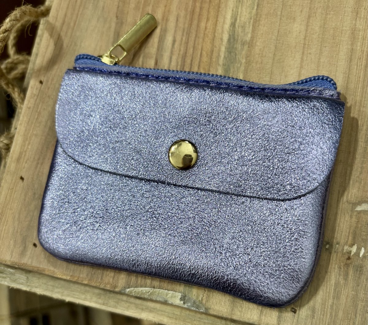 Portemonnee Klein Lavendel Paars Metallic - 11 cm x 8 cm - Wallet - Geld Betalen - Accessoires Accessoire - Mode - Fashion - Glans - Echt leer - Leather - Purple - Dames - Vrouwen - Mama - Cadeau - Kado - Luxe uitstraling - Mini - Small - Dame Trendy