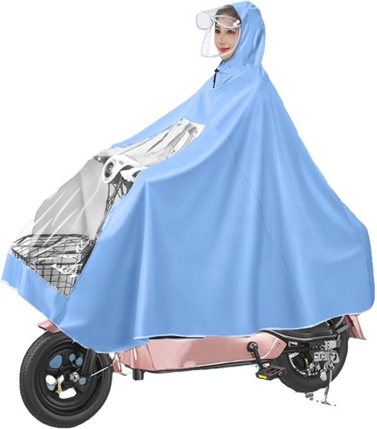Een vrouw op een roze elektrische scooter draagt een lichtblauwe regencape met doorzichtige vizierkap.