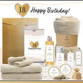 Geschenkset “18 Happy Birthday” - 13 producten - 1980 gram - Triomf Cosmetica | Cadeau voor haar Achttien jaar - Cadeaupakket Feestje Wellness Pakket Douchegel Luxe Giftset Verjaardag Vrouw Gefeliciteerd Sweet Eighteen Gift Set Okergeel Crème