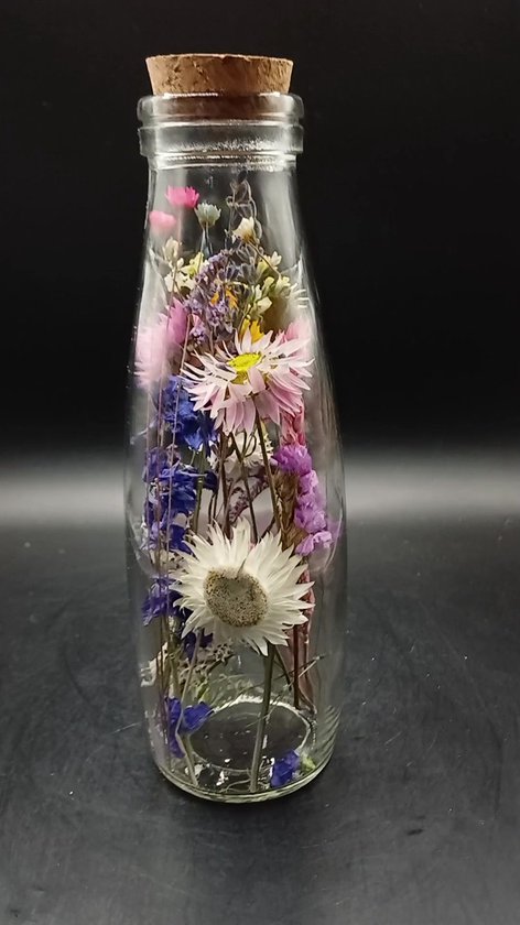 Droogbloemen in een fles met kurk | Droogbloemen in glas | decoratie | vaas | droogbloemen in fles | boeket | bloemstuk | bloemen in glas | fleurig | fles met kurk | cadeau | woondecoratie | interieur | vintage