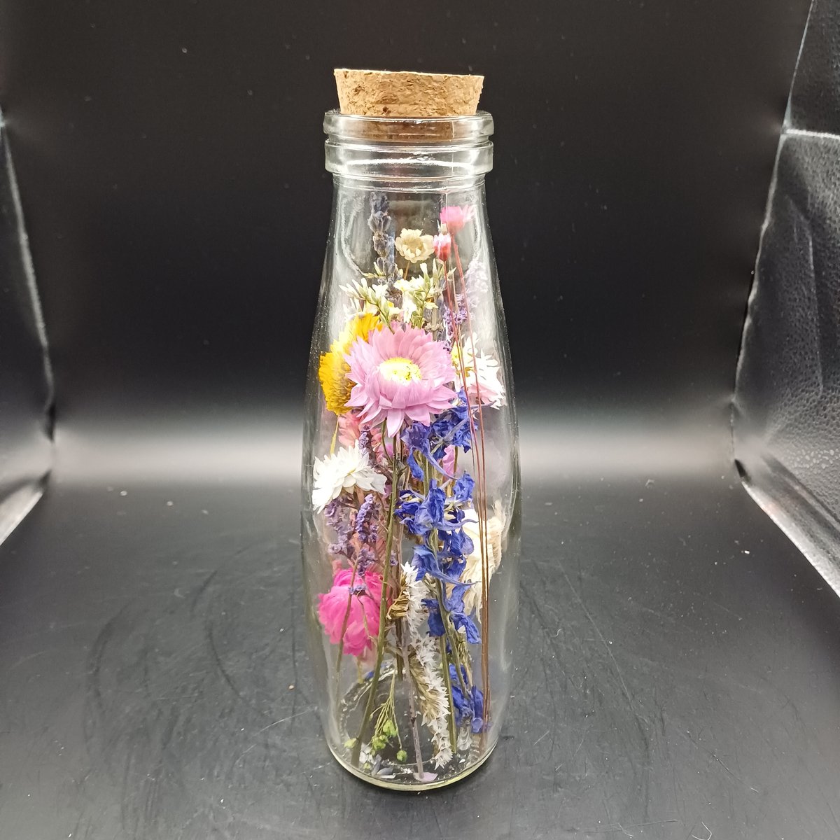 Droogbloemen in een fles met kurk | Droogbloemen in glas | decoratie | vaas | droogbloemen in fles | boeket | bloemstuk | bloemen in glas | fleurig | fles met kurk | cadeau | woondecoratie | interieur | vintage