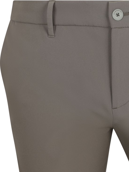 Sluiting van de grijze chino broek, knoop met "ALBERTO" logo.