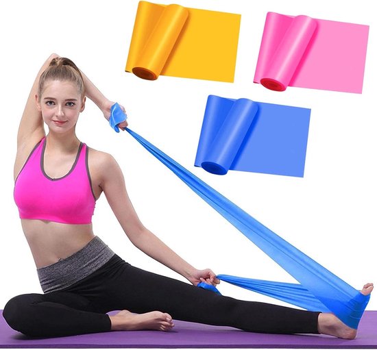 Een vrouw in sportkleding traint met een blauwe weerstandsband. Gele, roze en blauwe banden liggen erbij.