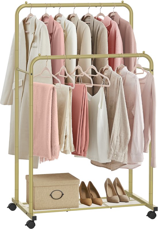 Gouden dubbel kledingrek vol met kleding in lichte en roze tinten, schoenen en een tas.