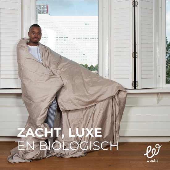 Man, gewikkeld in een beige dekbedovertrek, met tekst 'Zacht, luxe en biologisch'.
