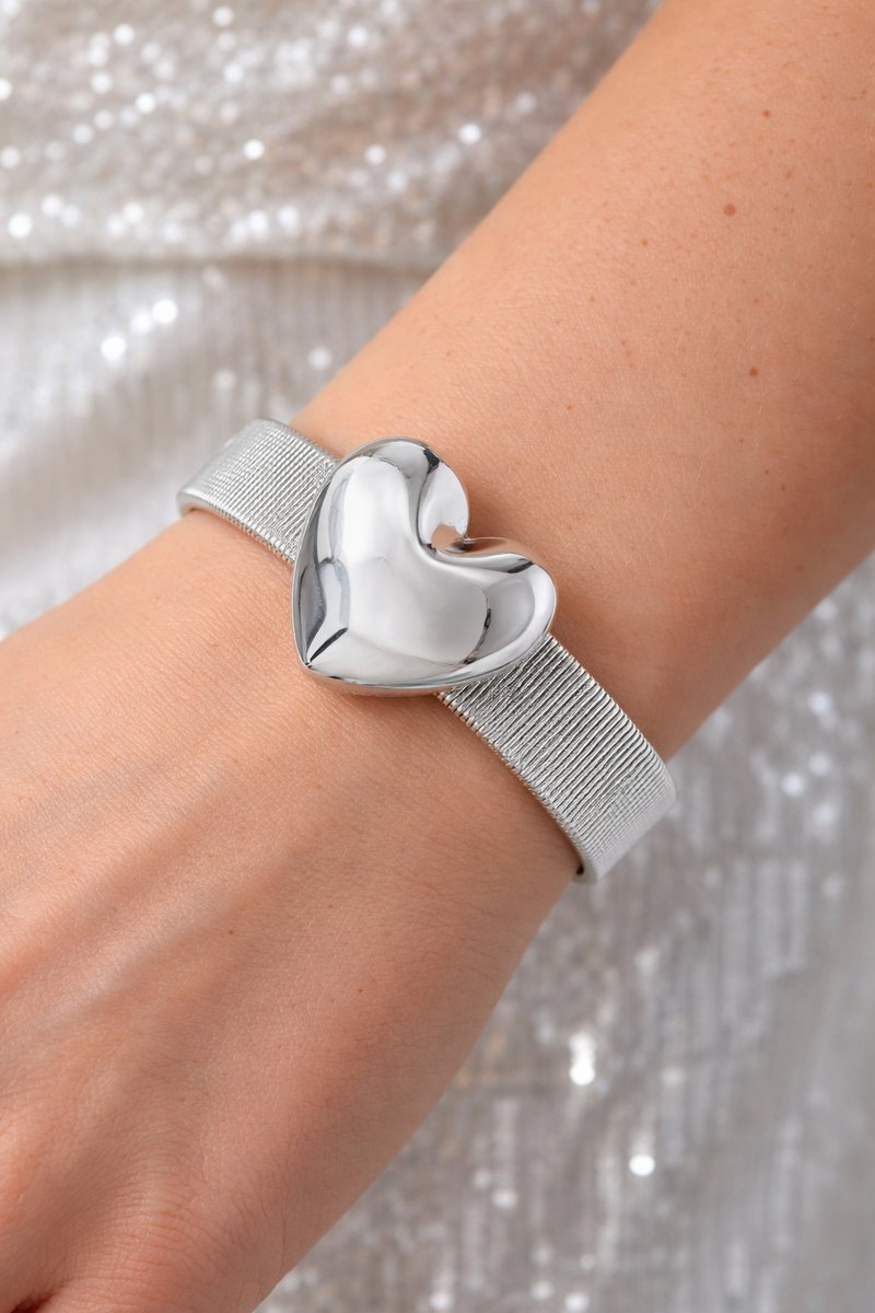 Lundholm Luxe Armband Dames Zilver kleurig Bracelet Hartjes Groot – Premium Stainless Steel Jewellery – Armband Dames Hart One Size Grote Bangle Dames – My Lova Serie - Luxe Geschenkverpakking – Cadeau voor Haar