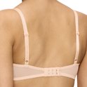 Achterkant van een nude beha met een mesh-band en haaksluiting.